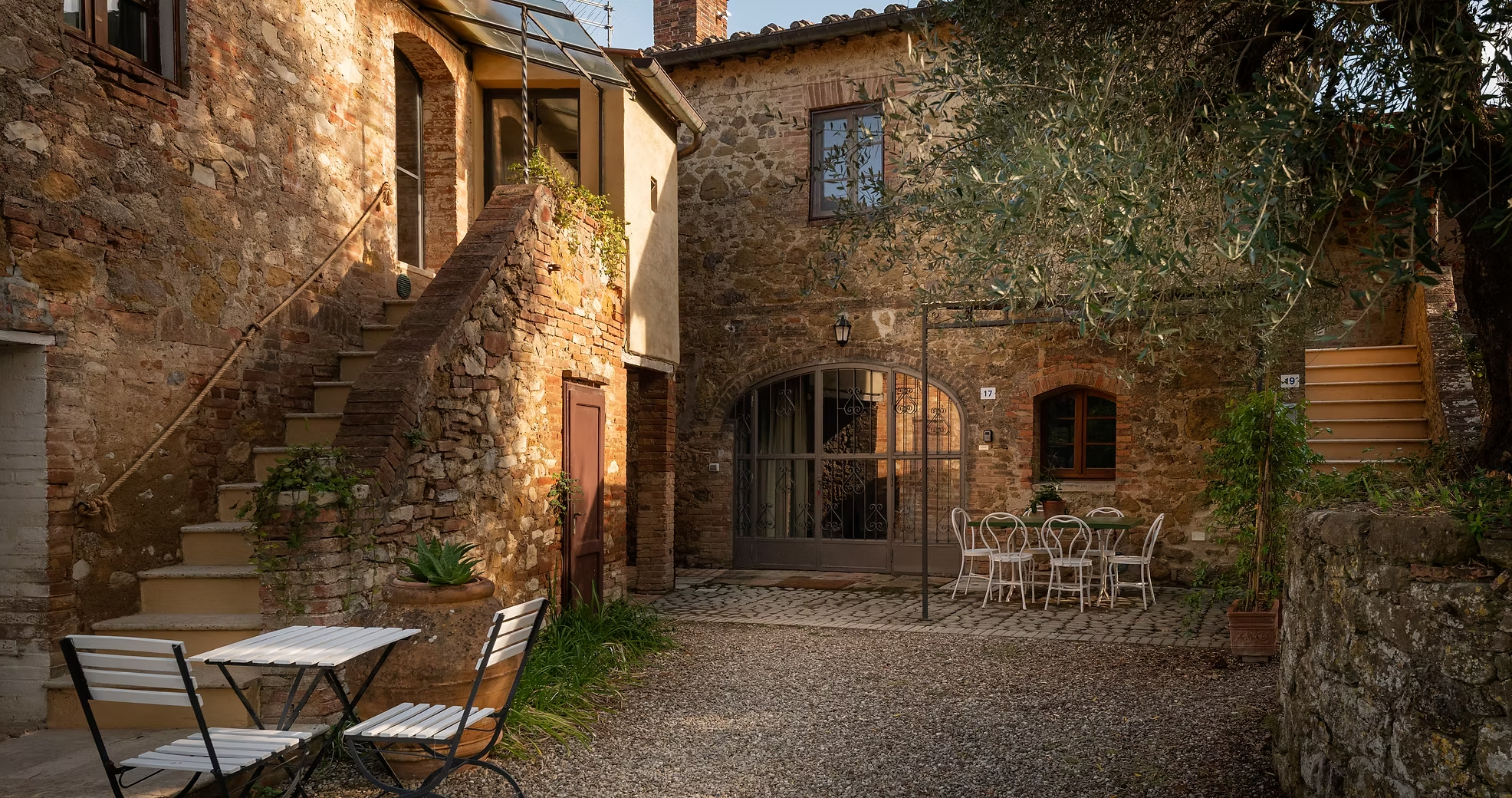 Cortile della tenuta che ospita il Campus di ritratto