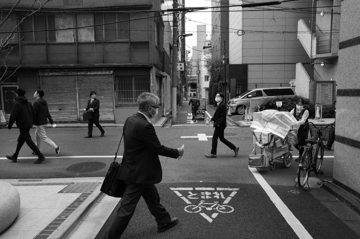 Passanti attraversano una strada di Tokyo — fotografia di Eolo Perfido