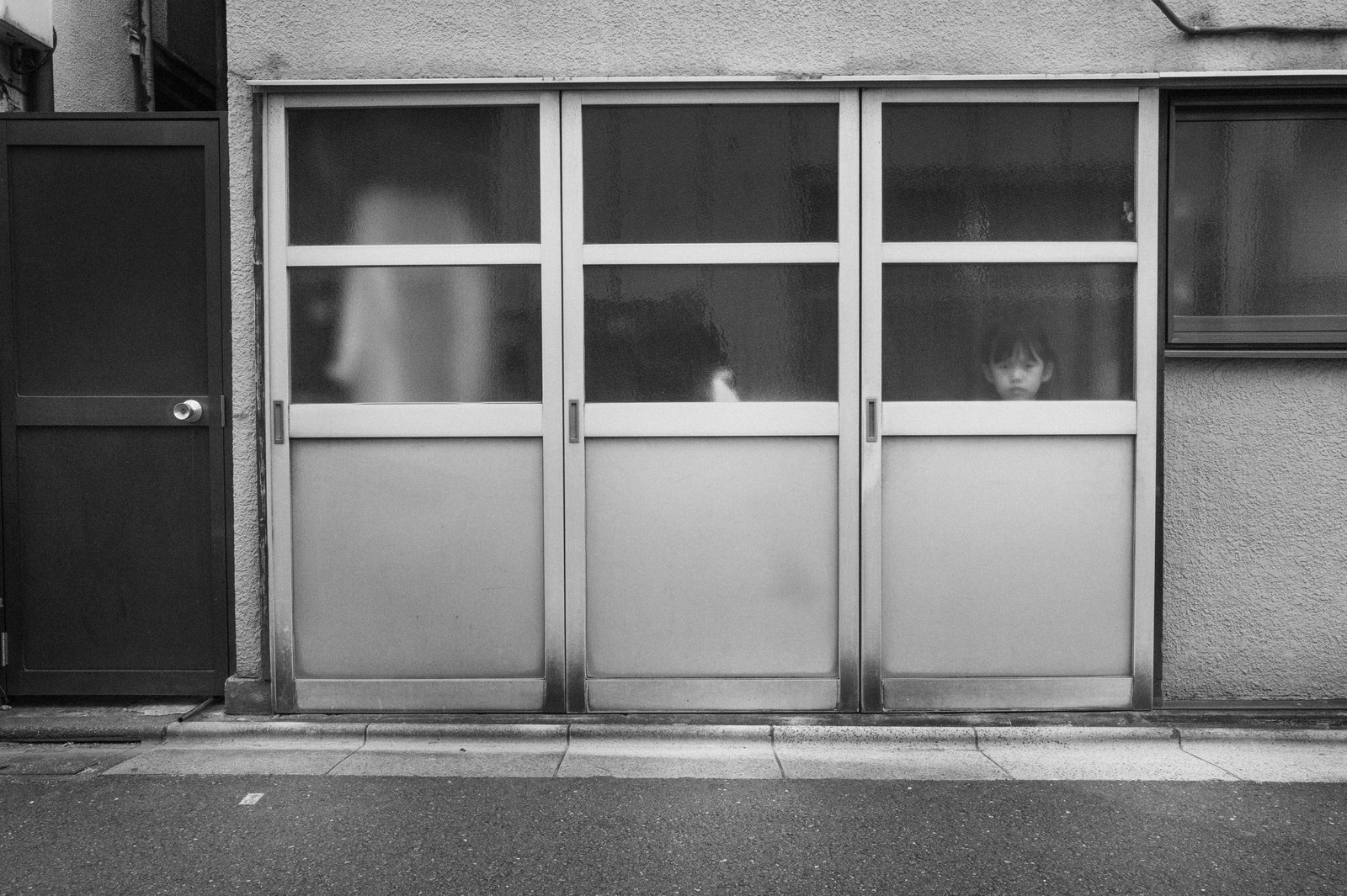 Finestre lungo una strada di Tokyo — fotografia di Eolo Perfido